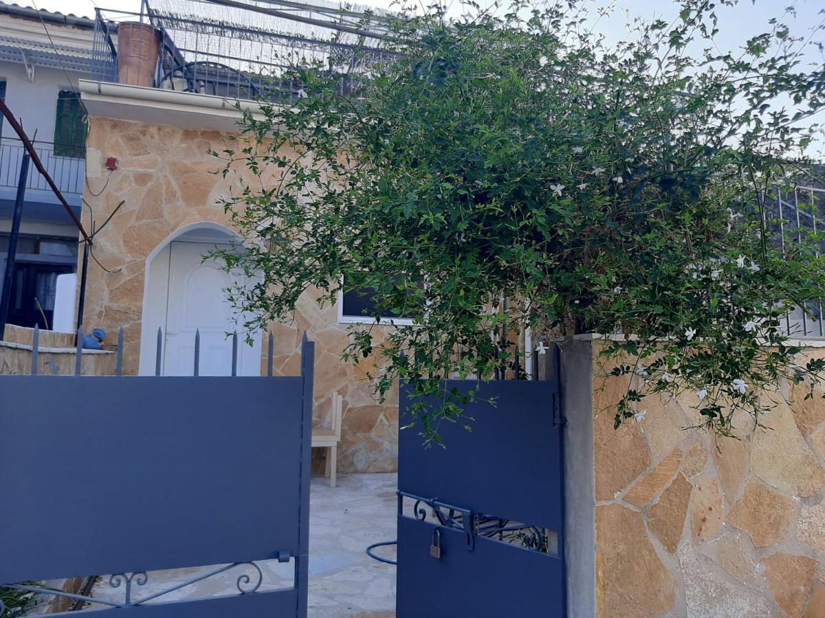 Villa Aspros - Traditionell, Ruhig Und Strandnah Liapades Buitenkant foto